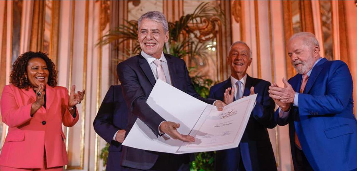 Chico Buarque ao discursar no Palácio de Queluz