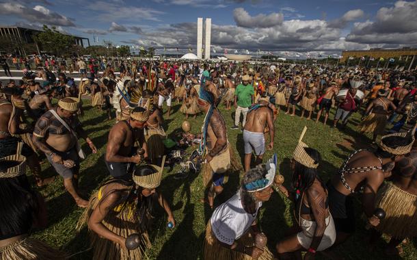 Marcha e ato em Frente Congresso Nacional: Enfrentamento de PLs, demarcação de terras entre outras reivindicações, com a presença de vários povos indígenas de todo o Brasil se encontram nesta semana, entre os dias 24 e 28 de abril para 19ª edição do Acampamento Terra Livre (ATL 2023), organizado pela Articulação dos Povos Indígenas do Brasil (Apib)