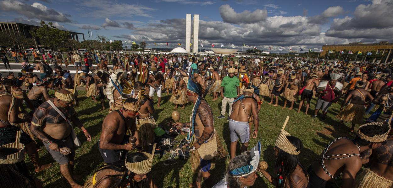 Marcha e ato em Frente Congresso Nacional: Enfrentamento de PLs, demarcação de terras entre outras reivindicações, com a presença de vários povos indígenas de todo o Brasil se encontram nesta semana, entre os dias 24 e 28 de abril para 19ª edição do Acampamento Terra Livre (ATL 2023), organizado pela Articulação dos Povos Indígenas do Brasil (Apib)