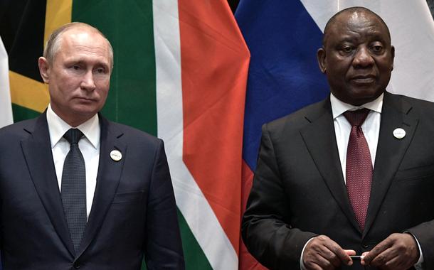 O presidente da Rússia, Vladimir Putin, e o presidente da África do Sul, Cyril Ramaphosa, participam de uma cerimônia à margem da cúpula dos Brics em Joanesburgo, África do Sul, 26 de julho de 2018