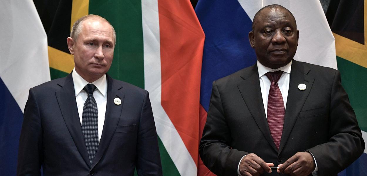 O presidente da Rússia, Vladimir Putin, e o presidente da África do Sul, Cyril Ramaphosa, participam de uma cerimônia à margem da cúpula dos Brics em Joanesburgo, África do Sul, 26 de julho de 2018