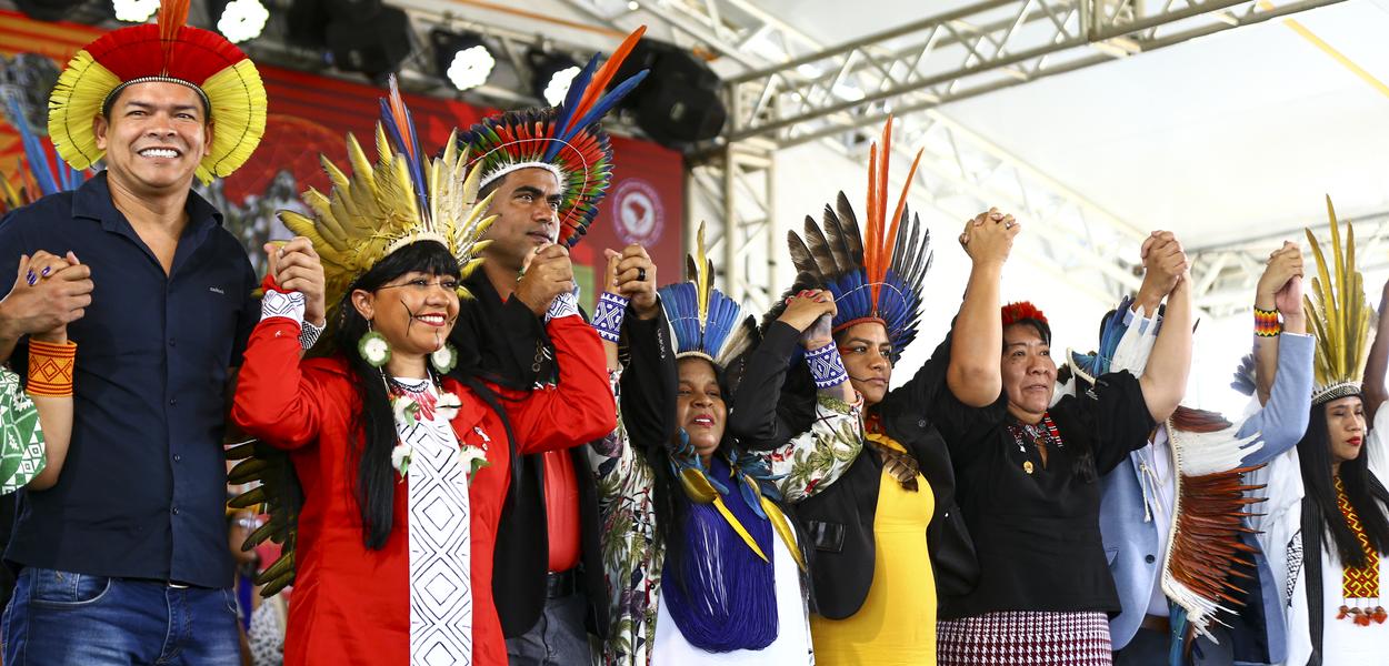 A ministra dos Povos Indígenas, Sônia Guajajara, participa de plenária para discutir Autoridades Indígenas no Movimento e no Governo, durante o Acampamento Terra Livre