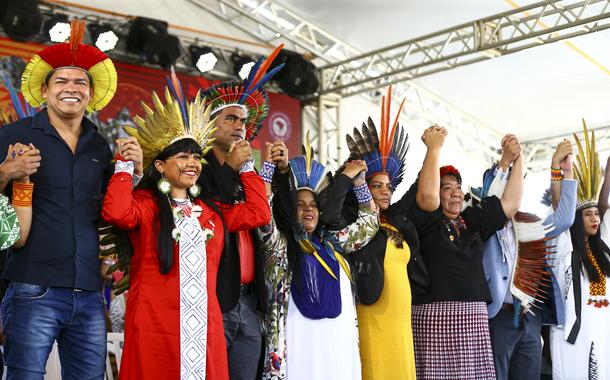 A ministra dos Povos Indígenas, Sônia Guajajara, participa de plenária para discutir Autoridades Indígenas no Movimento e no Governo, durante o Acampamento Terra Livre