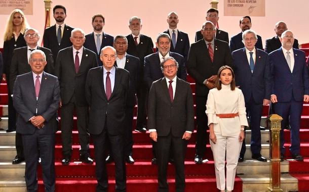 Presidente colombiano Gustavo Petro e delegados internacionais na cúpula de Bogotá, 25 de abril de 2023