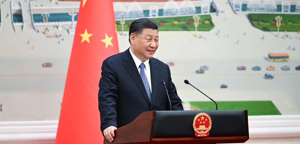 O presidente chinês, Xi Jinping, discursa após receber as credenciais de 70 embaixadores na China no Grande Salão do Povo, em Pequim, capital da China, em 24 de abril de 2023