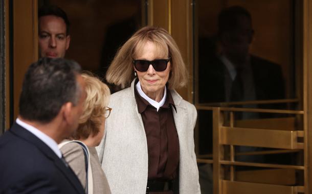 E. Jean Carroll, que acusa o ex-presidente dos EUA Donald Trump de estupro, chega a tribunal em Nova York, EUA