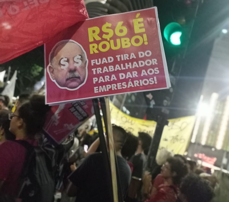 Manifestantes pedem a revogação do reajuste da tarifa do ônibus