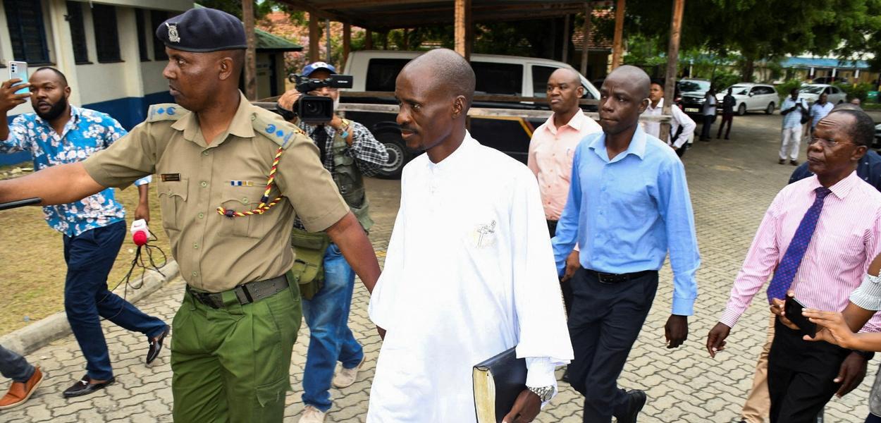 Detetives conduzem o pastor Ezekiel Ombok Odero, investigado por envolvimento na morte de seus seguidores, em Mombasa, Quênia (Foto: REUTERS/Stringer) Detetives conduzem o pastor Ezekiel Ombok Odero, investigado por envolvimento na morte de seus seguidores, em Mombasa, Quênia