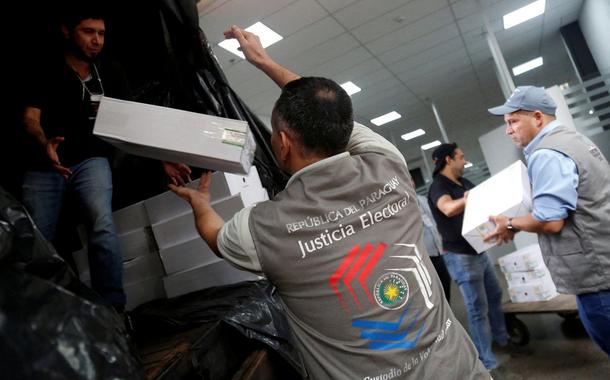 Funcionários da Justiça Eleitoral paraguaia carregam material eleitoral, em Assunção, Paraguai (Foto: REUTERS/Cesar Olmedo) Funcionários da Justiça Eleitoral paraguaia carregam material eleitoral, em Assunção, Paraguai