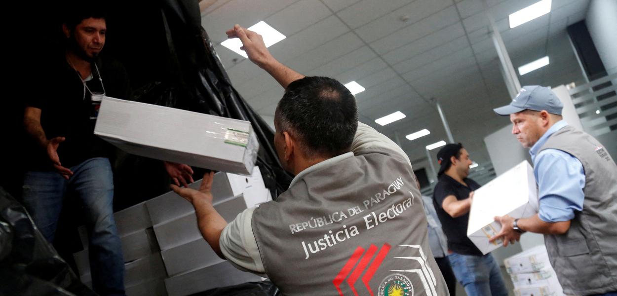 Funcionários da Justiça Eleitoral paraguaia carregam material eleitoral, em Assunção, Paraguai