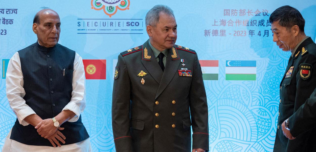 Ministro da Defesa da Rússia, Sergei Shoigu, ministro da Defesa da China, Li Shangfu, e seu homólogo indiano, Rajnath Singh, posam para foto em reunião da Organização de Cooperação de Xangai (SCO) em Nova Déli, Índia 28/04/2023 (Foto: REUTERS/Adnan Abidi) Ministro da Defesa da Rússia, Sergei Shoigu, ministro da Defesa da China, Li Shangfu, e seu homólogo indiano, Rajnath Singh, posam para foto em reunião da Organização de Cooperação de Xangai (SCO) em Nova Déli, Índia 28/04/2023