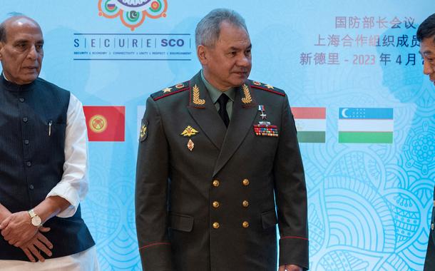 Ministro da Defesa da Rússia, Sergei Shoigu, ministro da Defesa da China, Li Shangfu, e seu homólogo indiano, Rajnath Singh, posam para foto em reunião da Organização de Cooperação de Xangai (SCO) em Nova Déli, Índia 28/04/2023