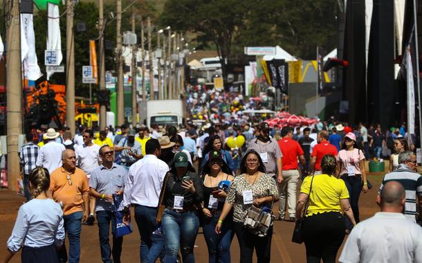Pessoas visitam a Agrishow, em Ribeirão Petro (SP)