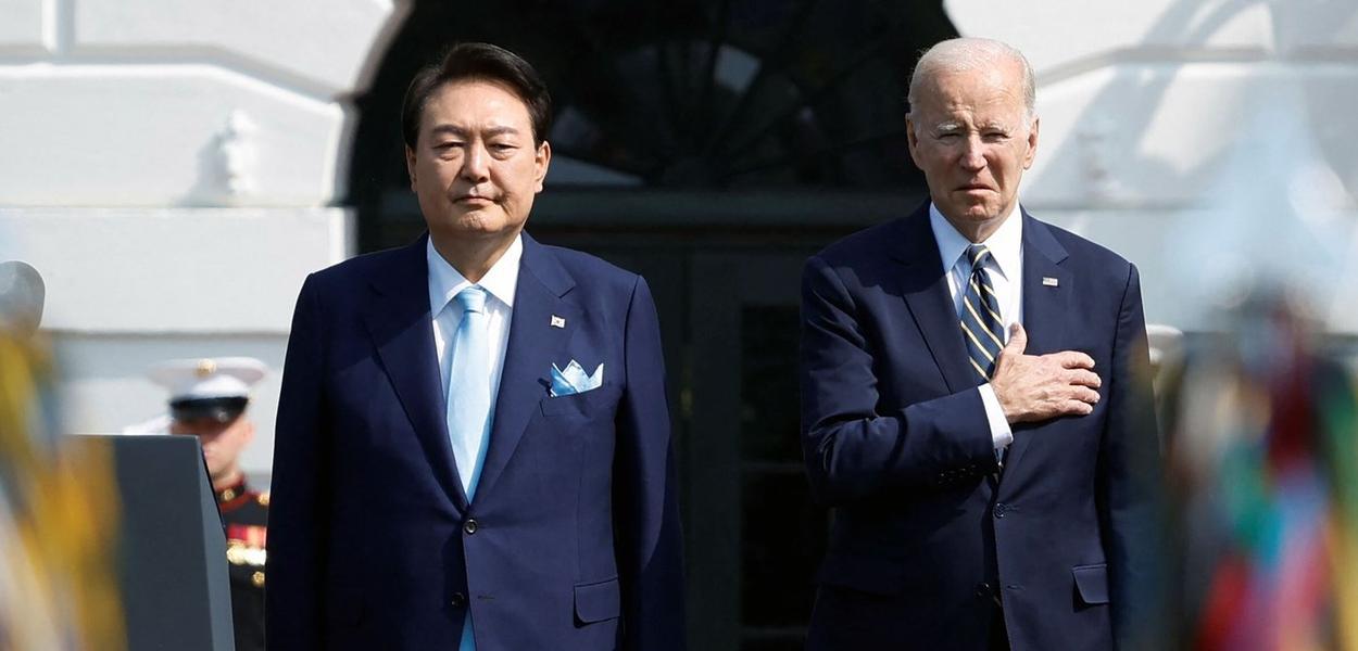 Yoon Suk Yeol e Joe Biden (Foto: Reuters) Yoon Suk Yeol e Joe Biden