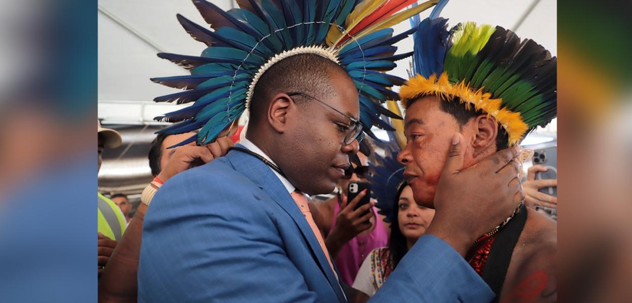 Ministro Silvio Almeida e homem indígena