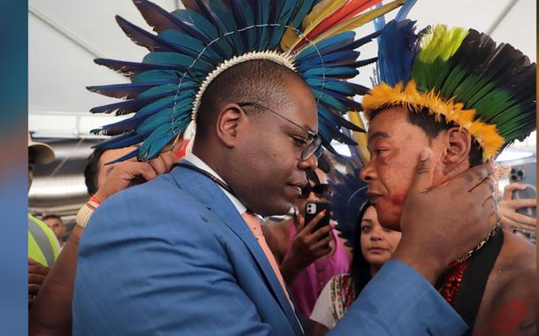 Ministro Silvio Almeida e homem indígena