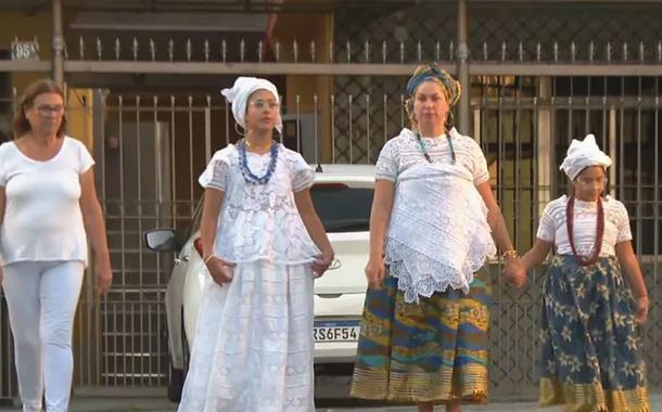 Família com roupa do candomblé acusa motorista de aplicativo de preconceito religioso