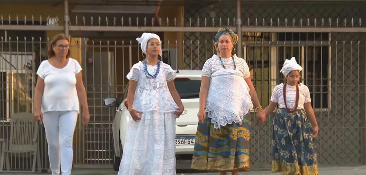 Família com roupa do candomblé acusa motorista de aplicativo de preconceito religioso