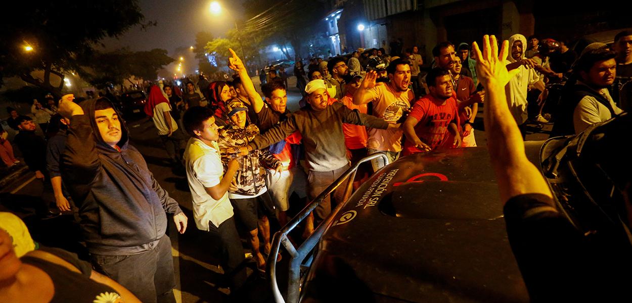 Apoiadores do candidato presidencial Paraguayo Cubas tentam parar carro do lado de fora da sede da corte eleitoral do Paraguai, em Assunção 01/05/2023 (Foto: REUTERS/Cesar Olmedo) Apoiadores do candidato presidencial Paraguayo Cubas tentam parar carro do lado de fora da sede da corte eleitoral do Paraguai, em Assunção 01/05/2023