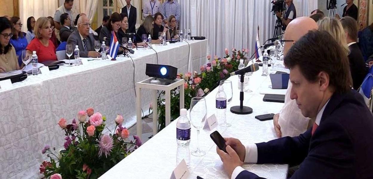 Reunião entre representantes dos governos de Cuba e Rússia (Foto: Prensa Latina) Reunião entre representantes dos governos de Cuba e Rússia