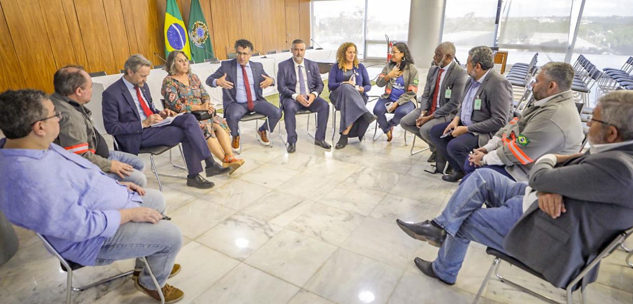 Reunião entre ministro Paulo Pimenta e defensores da reestatização da Eletrobrás