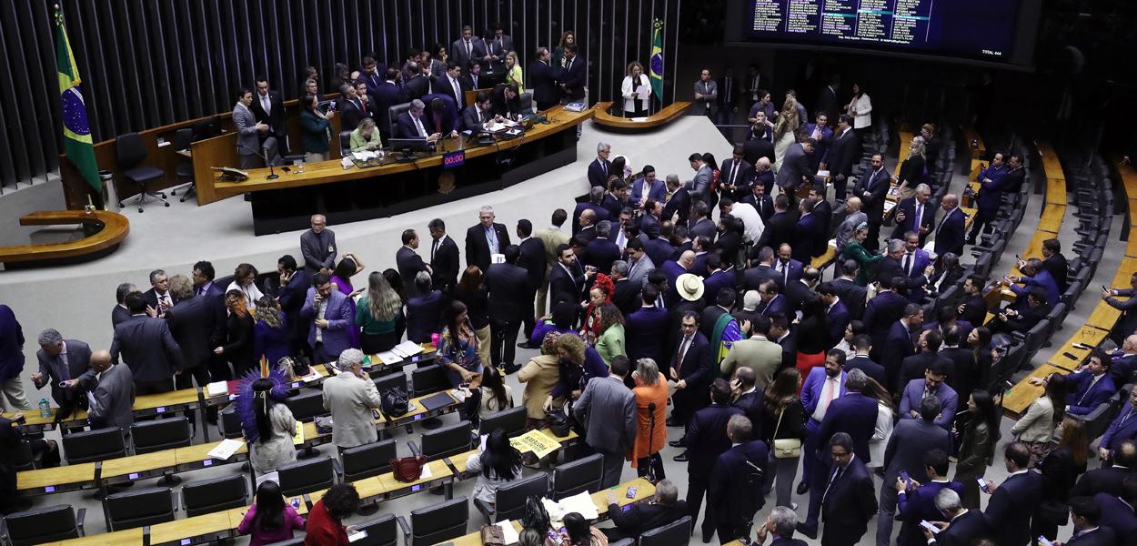 Sessão para a votação de propostas legislativas.