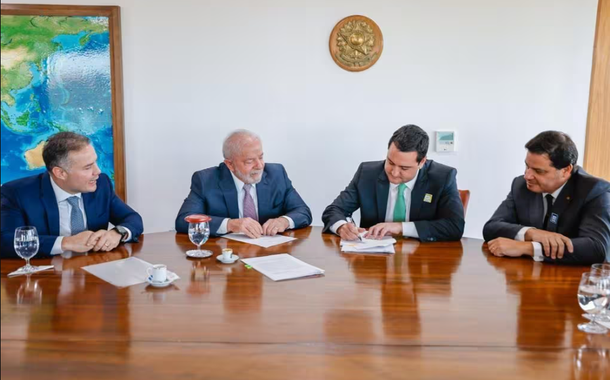 O presidente da República, Luiz Inácio Lula da Silva (PT), durante reunião com o ministro dos Transportes, Renan Filho, e o governador do Paraná, Ratinho Júnior