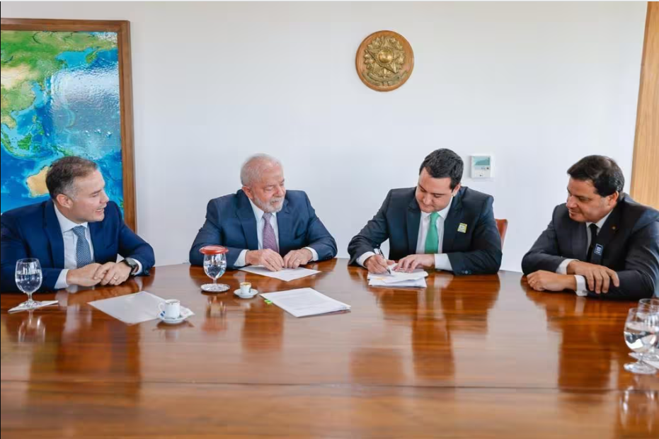 O presidente da República, Luiz Inácio Lula da Silva (PT), durante reunião com o ministro dos Transportes, Renan Filho, e o governador do Paraná, Ratinho Júnior