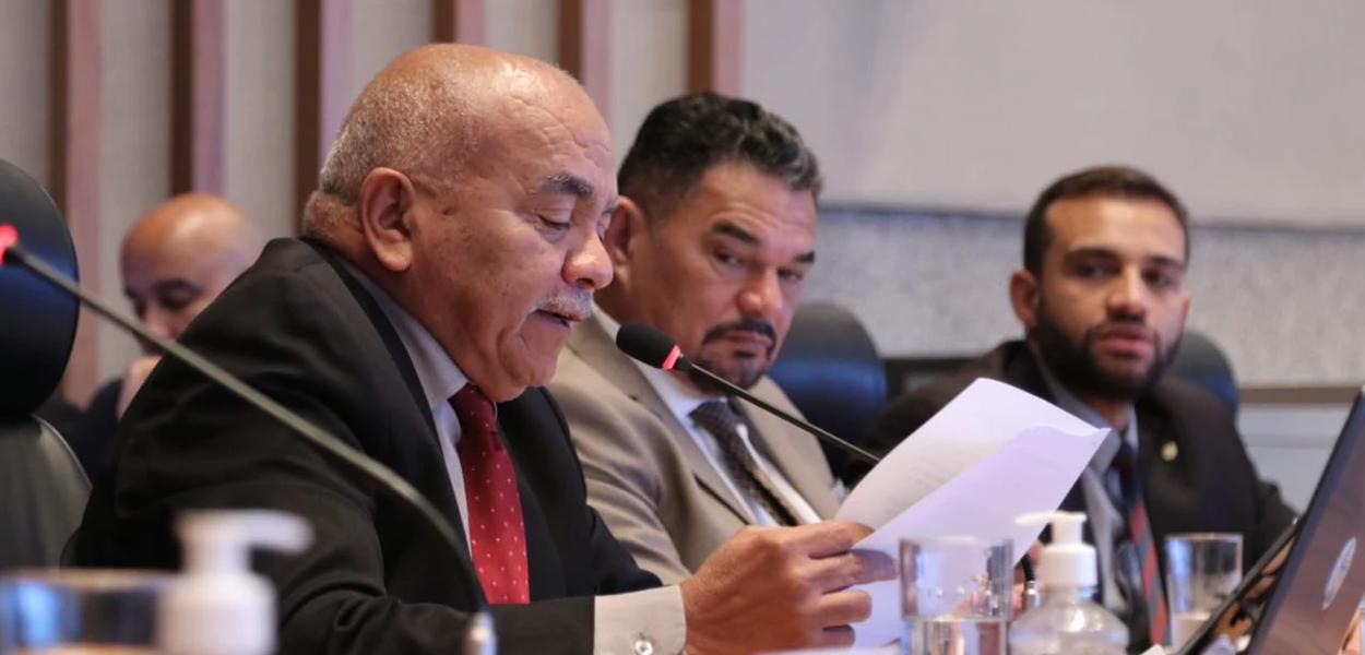 Deputados Chico Vigilante, Hermeto e Fábio Felix em sessão da CPI da CLDF