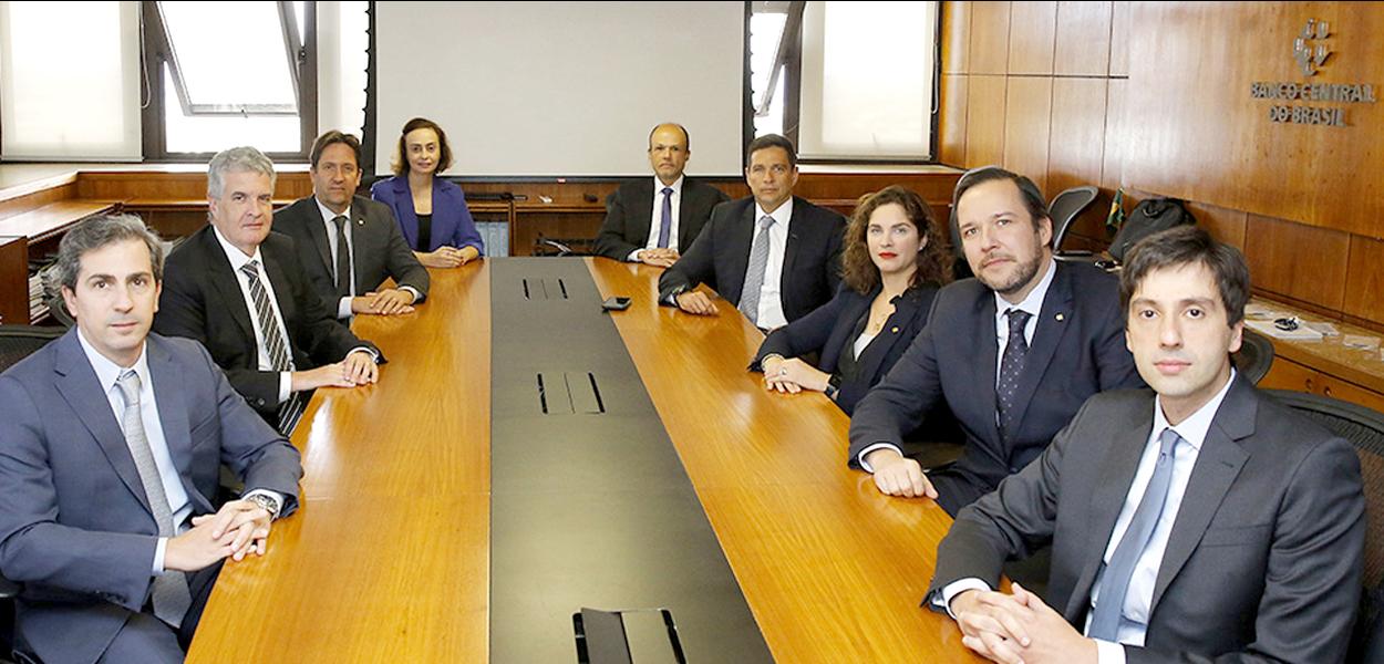 Composição atual do Copom: (da esquerda para a direita) Bruno Serra Fernandes, Diretor de Política Monetária; Otavio Ribeiro Damaso, Diretor de Regulação; Paulo Souza, Diretor de Fiscalização; Carolina de Assis Barros, Diretora de Administração; Mauricio Moura, Diretor de Relacionamento; Roberto Campos Neto, Presidente; Fernanda Guardado, Diretora de Assuntos Internacionais; Renato Dias de Brito Gomes, Diretor de Organização do Sistema Financeiro; e Diogo Abry Guillen, Diretor de Política Econômica.