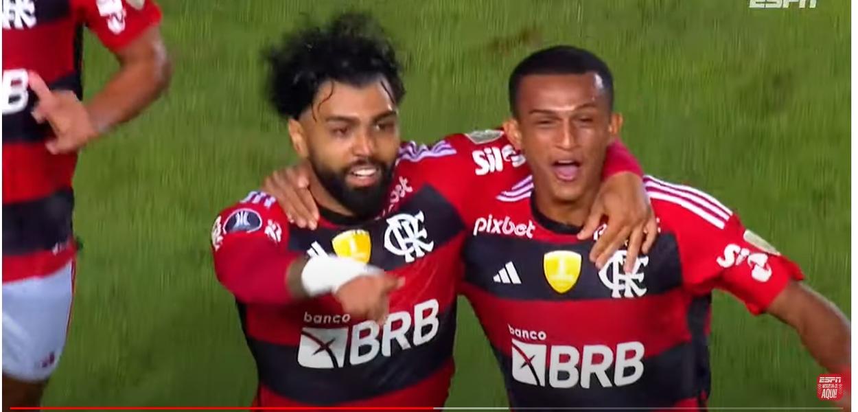 Gabogol (de barba) comemora o gol contra o Racing, da Argentina, em jogo da Libertadores