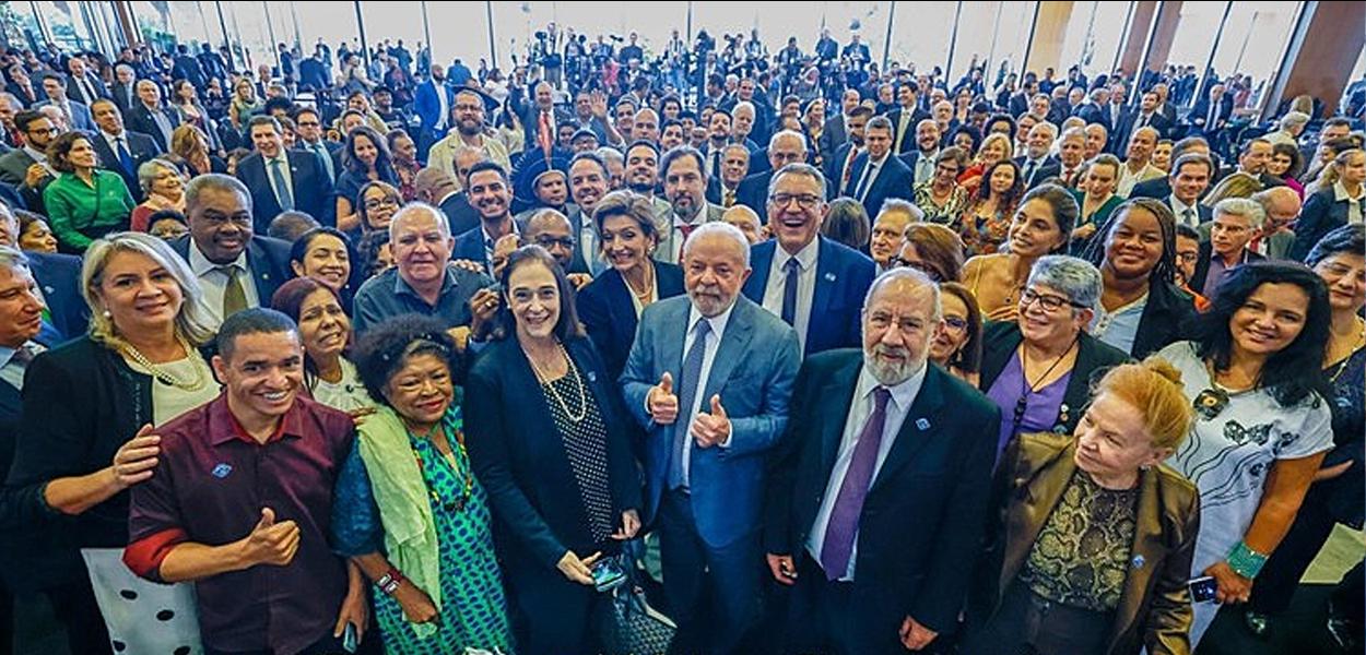 Presidente Lula e integrantes do Conselho de Desenvolvimento Econômico Social Sustentável, o "Conselhão"