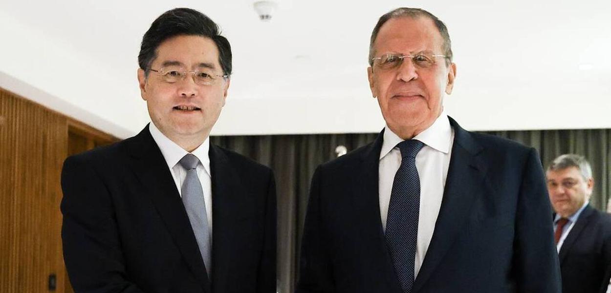 Qing Gang, chanceler da China, e Sergey Lavrov, da Rússia. Foto: Chancelaria russa (Foto: Ministério das Relações Exteriores da Rússia) Qing Gang, chanceler da China, e Sergey Lavrov, da Rússia. Foto: Chancelaria russa
