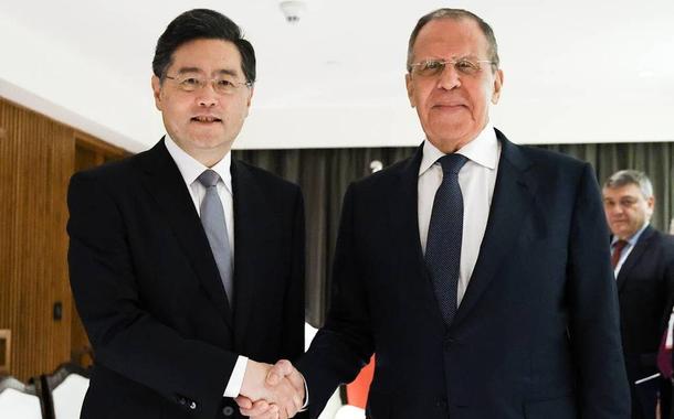 Qing Gang, chanceler da China, e Sergey Lavrov, da Rússia. Foto: Chancelaria russa