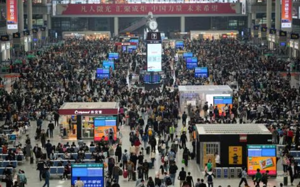 Passageiros esperam para embarcar em trens na estação ferroviária Xangai Hongqiao antes do feriado de cinco dias do Dia do Trabalho, em Xangai, China, 28 de abril de 2023