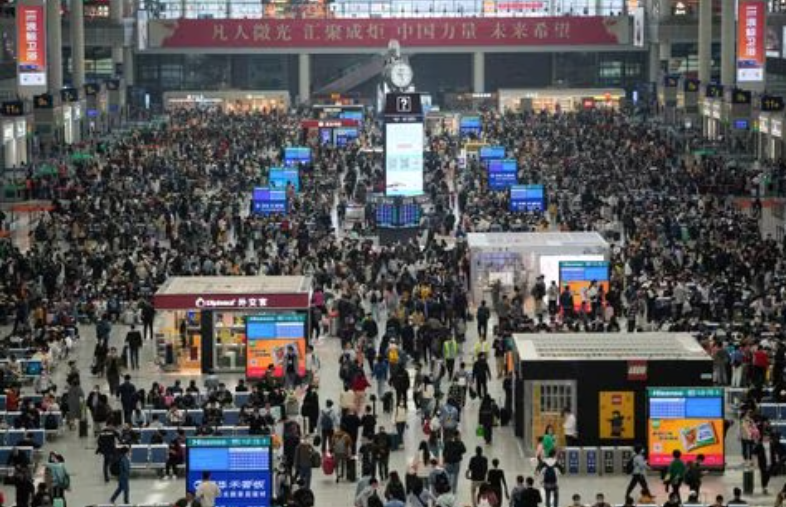 Passageiros esperam para embarcar em trens na estação ferroviária Xangai Hongqiao antes do feriado de cinco dias do Dia do Trabalho, em Xangai, China, 28 de abril de 2023 (Foto: REUTERS/Aly Song) Passageiros esperam para embarcar em trens na estação ferroviária Xangai Hongqiao antes do feriado de cinco dias do Dia do Trabalho, em Xangai, China, 28 de abril de 2023