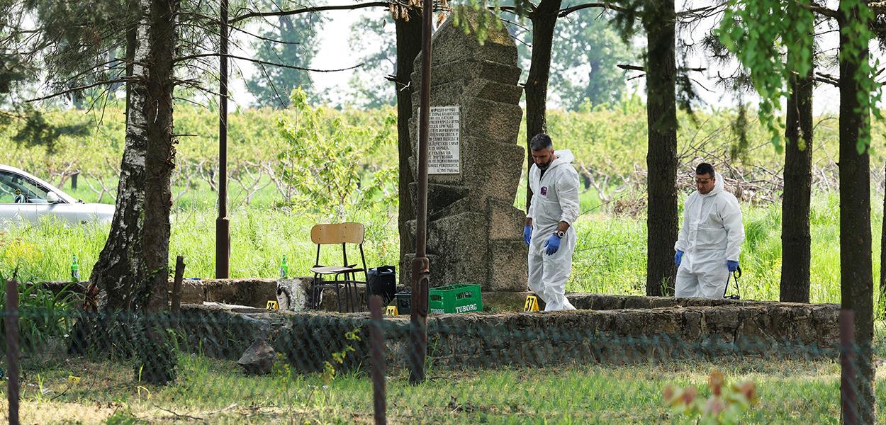 Especialistas forenses analisam cena do crime após tiroteio em Malo Orasje, Sérvia 05/05/2023 (Foto: REUTERS/Antonio Bronic) Especialistas forenses analisam cena do crime após tiroteio em Malo Orasje, Sérvia 05/05/2023