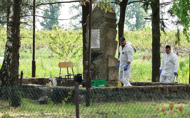 Especialistas forenses analisam cena do crime após tiroteio em Malo Orasje, Sérvia 05/05/2023