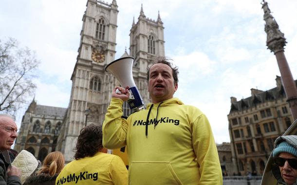 Protesto fora da Abadia de Westminster em Londres