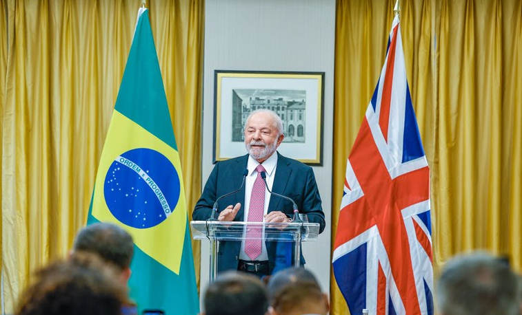 O presidente Lula durante a coletiva de imprensa em Londres