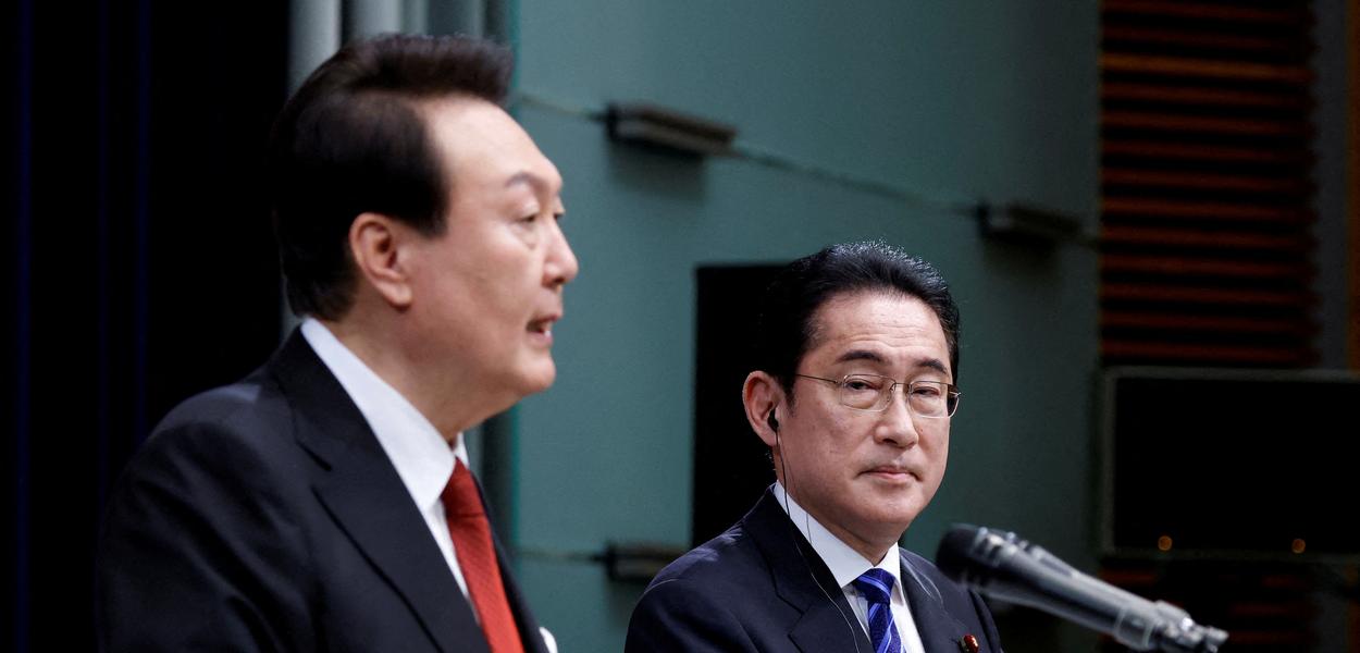 FILE PHOTO: South Korea's President Yoon Suk Yeol and Japan's Prime Minister Fumio Kishida hold a joint news conference at the prime minister's official residence in Tokyo, Japan March 16, 2023. Kiyoshi Ota/Pool via REUTERS (Foto: POOL) FILE PHOTO: South Korea's President Yoon Suk Yeol and Japan's Prime Minister Fumio Kishida hold a joint news conference at the prime minister's official residence in Tokyo, Japan March 16, 2023. Kiyoshi Ota/Pool via REUTERS