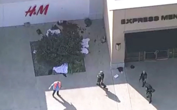 A polícia responde a um tiroteio no Allen Premium Outlets da área de Dallas, que, segundo as autoridades, deixou várias pessoas feridas em Allen, Texas, EUA, em 6 de maio de 2023 (Foto: ABC Affiliate WFAA via REUTERS) A polícia responde a um tiroteio no Allen Premium Outlets da área de Dallas, que, segundo as autoridades, deixou várias pessoas feridas em Allen, Texas, EUA, em 6 de maio de 2023