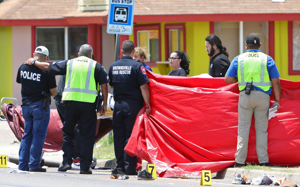 Um policial é consolado após um atentado mortal em que um carro atropelou pedestres perto do Ozanam Center, um abrigo para migrantes e sem-teto, em Brownsville, Texas, EUA, 7 de maio de 2023