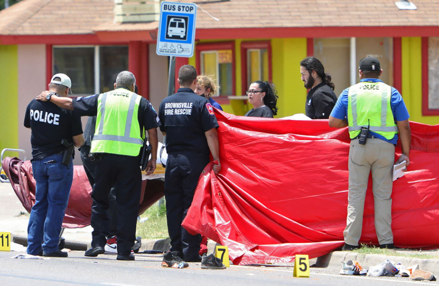 Um policial é consolado após um atentado mortal em que um carro atropelou pedestres perto do Ozanam Center, um abrigo para migrantes e sem-teto, em Brownsville, Texas, EUA, 7 de maio de 2023 (Foto: REUTERS/John Faulk) Um policial é consolado após um atentado mortal em que um carro atropelou pedestres perto do Ozanam Center, um abrigo para migrantes e sem-teto, em Brownsville, Texas, EUA, 7 de maio de 2023