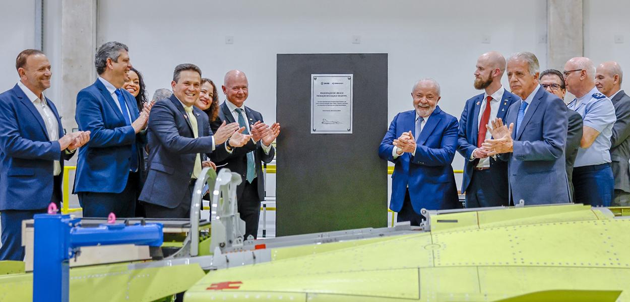 O presidente Luiz Inácio Lula da Silva participa da inauguração da linha de produção da aeronave Gripen, na fábrica da Embraer, na cidade de Gavião Peixoto, interior de São Paulo. O contrato da empresa sueca Saab com a Força Aérea Brasileira (FAB) prevê a entrega de 36 aviões Gripen até 2027, além da transferência de tecnologia para o Brasil.