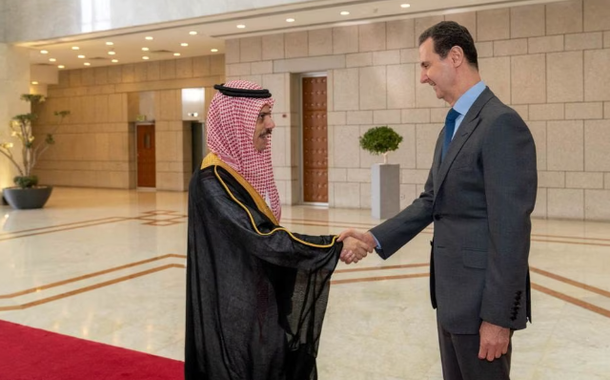 O presidente da Síria, Bashar Al-Assad, aperta a mão do ministro das Relações Exteriores da Arábia Saudita, príncipe Faisal bin Farhan, em Damasco, na Síria, neste handout divulgado pela SANA em 18 de abril de 2023