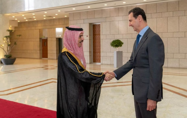 O presidente da Síria, Bashar Al-Assad, aperta a mão do ministro das Relações Exteriores da Arábia Saudita, príncipe Faisal bin Farhan, em Damasco, na Síria, neste handout divulgado pela SANA em 18 de abril de 2023 (Foto: SANA/Handout via REUTERS) O presidente da Síria, Bashar Al-Assad, aperta a mão do ministro das Relações Exteriores da Arábia Saudita, príncipe Faisal bin Farhan, em Damasco, na Síria, neste handout divulgado pela SANA em 18 de abril de 2023