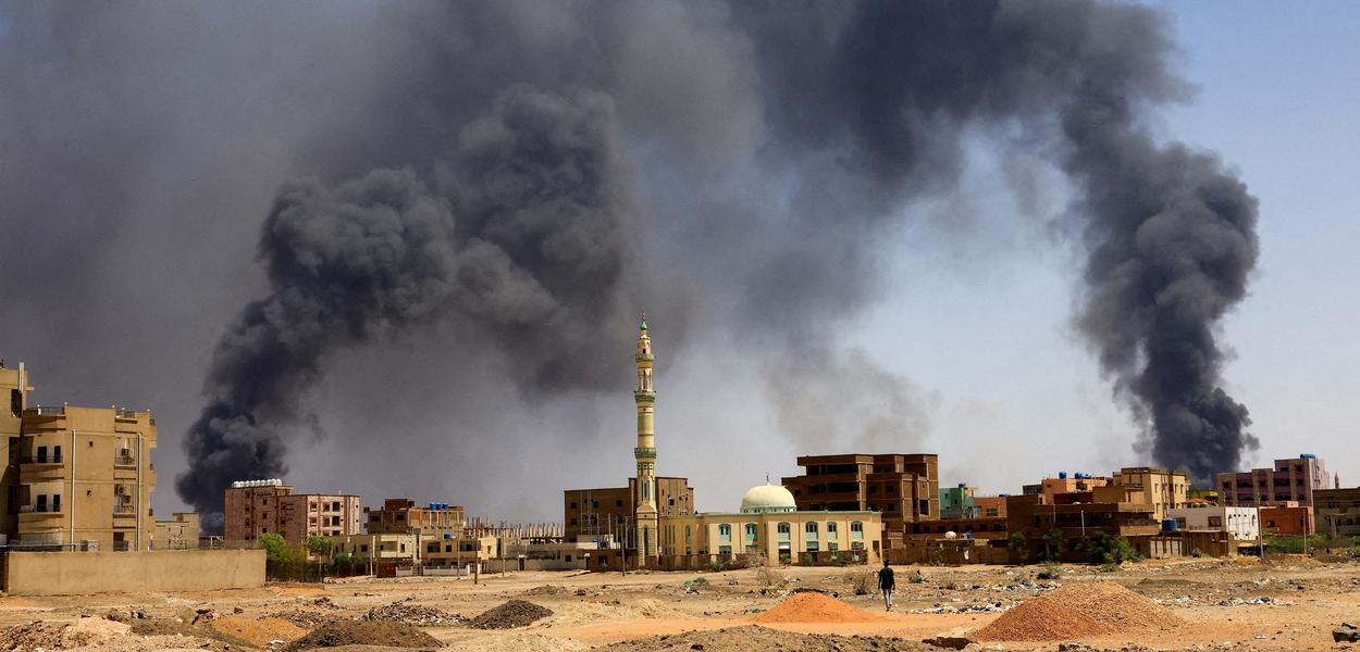 Bombardeios em Cartum
01/05/2023
REUTERS/Mohamed Nureldin Abdallah Bombardeios em Cartum
01/05/2023
REUTERS/Mohamed Nureldin Abdallah