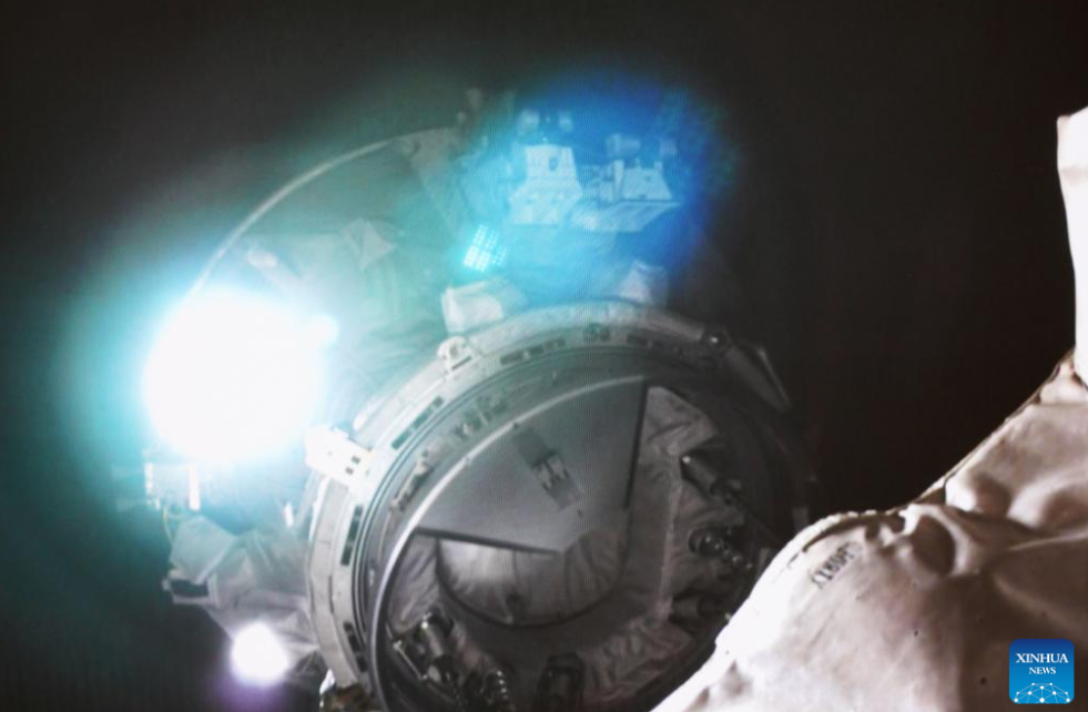 Esta imagem de tela capturada no Centro de Controle Aeroespacial de Pequim em 11 de maio de 2023 mostra a espaçonave de carga da China Tianzhou-6 se aproximando da combinação da estação espacial Tiangong antes de atracar (Foto: Xinhua/Guo Zhongzheng) Esta imagem de tela capturada no Centro de Controle Aeroespacial de Pequim em 11 de maio de 2023 mostra a espaçonave de carga da China Tianzhou-6 se aproximando da combinação da estação espacial Tiangong antes de atracar