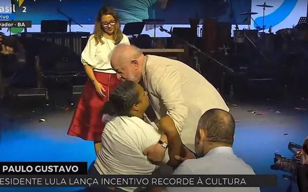 Luiz Inácio Lula da Silva beijando a cabeça da liderança quilombola Rosimeire dos Santos